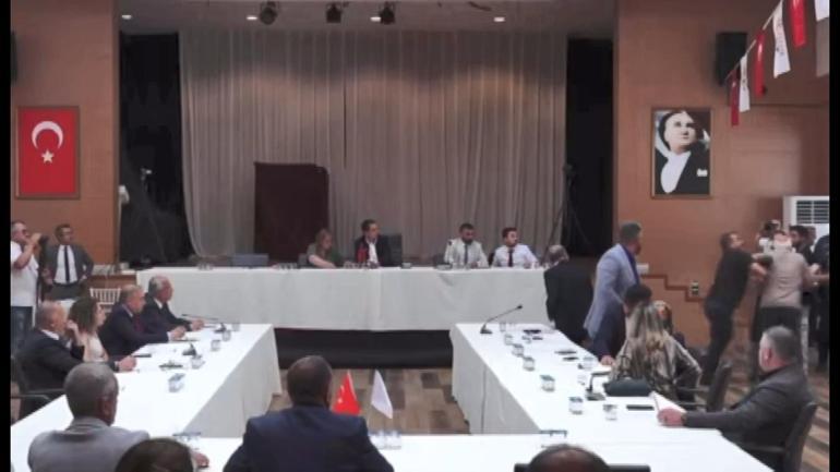 Şile Belediyesi Başkanvekili seçiminde gerginlik Ayakkabı fırlatmaya çalıştı