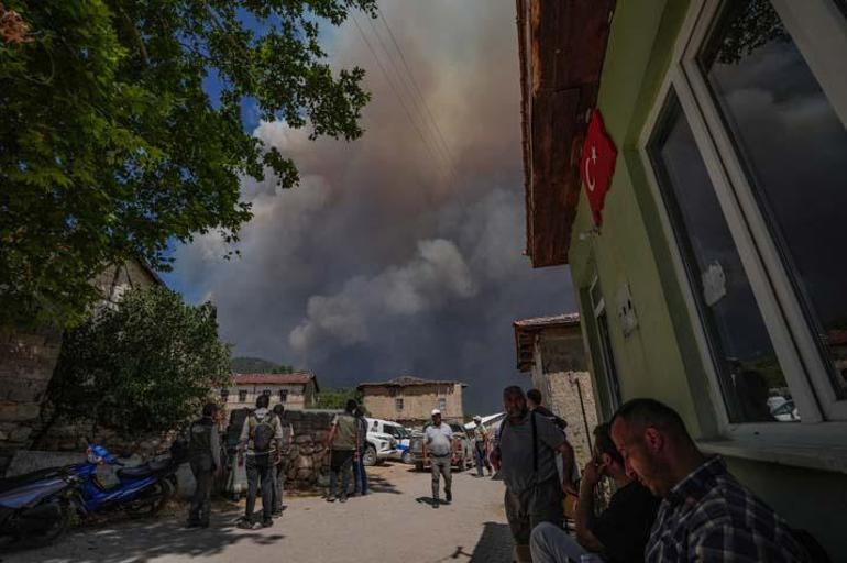 Son dakika... Sakaryada başlayan yangın Bilecike ulaştı Bir köy tahliye edildi