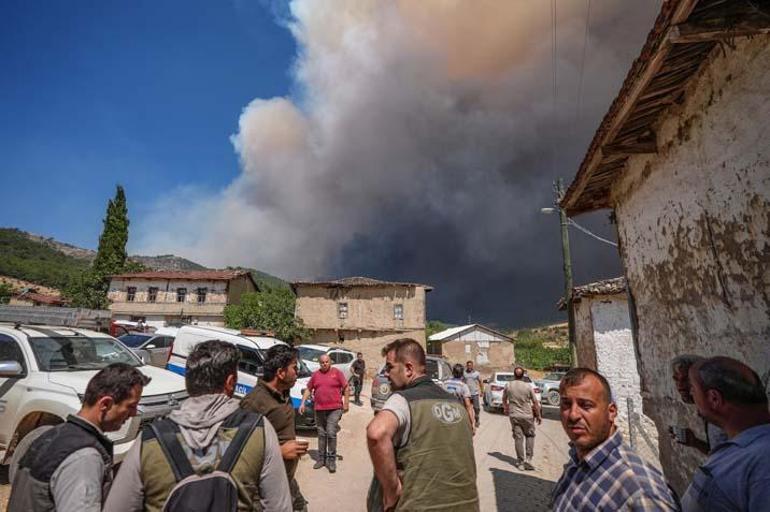 Son dakika... Sakaryada başlayan yangın Bilecike ulaştı Bir köy tahliye edildi