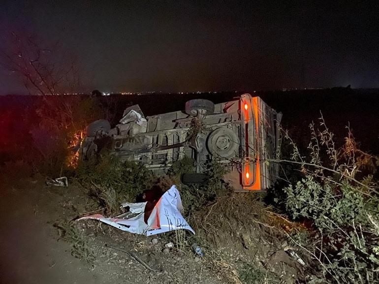 Adanada kafa kafaya facia Araç hurdaya döndü: Aynı aileden 3 ağır yaralı