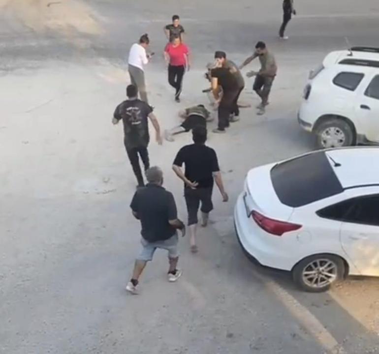 Kaza sonrası çıkan kavgayı ayırmak isteyenlere bıçaklı saldırı Dehşet anları kamerada: 1 ölü, 3 yaralı