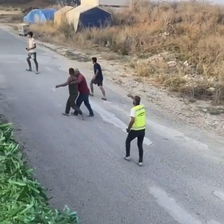Kaza sonrası çıkan kavgayı ayırmak isteyenlere bıçaklı saldırı Dehşet anları kamerada: 1 ölü, 3 yaralı