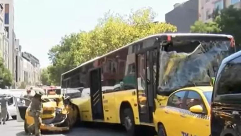 Son dakika... Beyoğlunda 9 aracın karıştığı zincirleme kaza: Yaralılar var