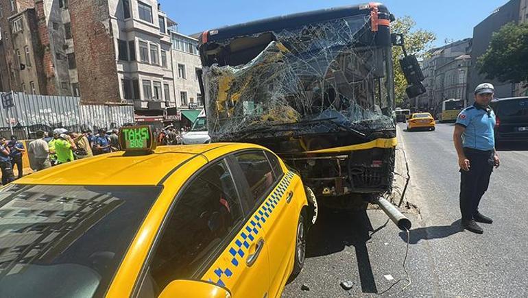 Beyoğlunda 9 aracın karıştığı zincirleme kaza anı kamerada