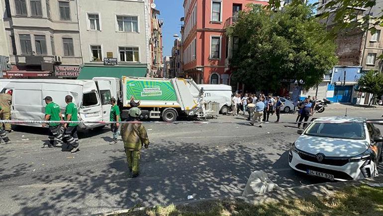 Beyoğlunda 9 aracın karıştığı zincirleme kaza anı kamerada