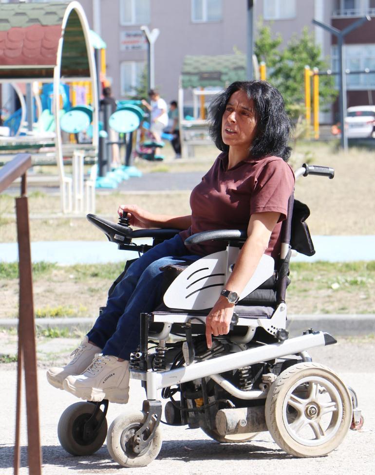 Böyle vicdansızlık görülmedi: Tekerlekli sandalyedeki engelli kadını sopayla darp ettiler