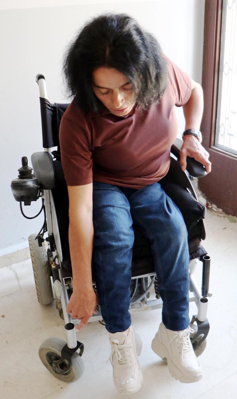 Böyle vicdansızlık görülmedi: Tekerlekli sandalyedeki engelli kadını sopayla darp ettiler