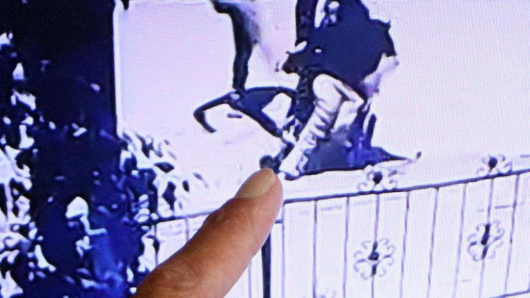Böyle vicdansızlık görülmedi: Tekerlekli sandalyedeki engelli kadını sopayla darp ettiler