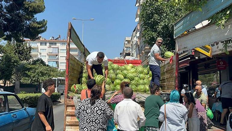 Babasının ölüm yıldönümünde 1 kamyon karpuz dağıttılar: Kapış kapış gitti