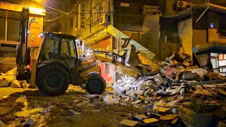 Beyoğlunda büfedeki patlamanın hasarı gündüz ortaya çıktı: Mahalle savaş alanına döndü