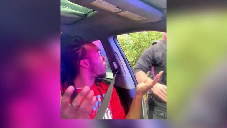 ABDde yine polis şiddeti Önce camı kırdı sonra sürücüyü yumrukladı