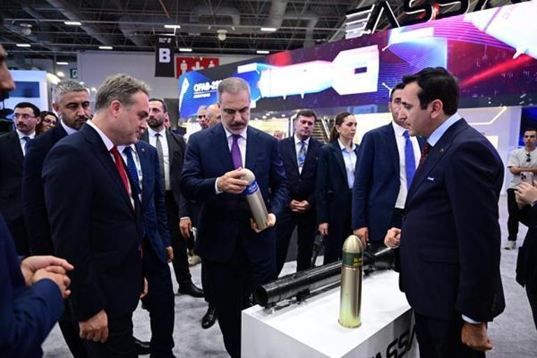 Dışişleri Bakanı Hakan Fidan, IDEF 2025’i ziyaret etti