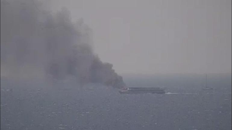 Kınalıada açıklarında tekne yangını: 16 kişi denize atlayarak kurtuldu