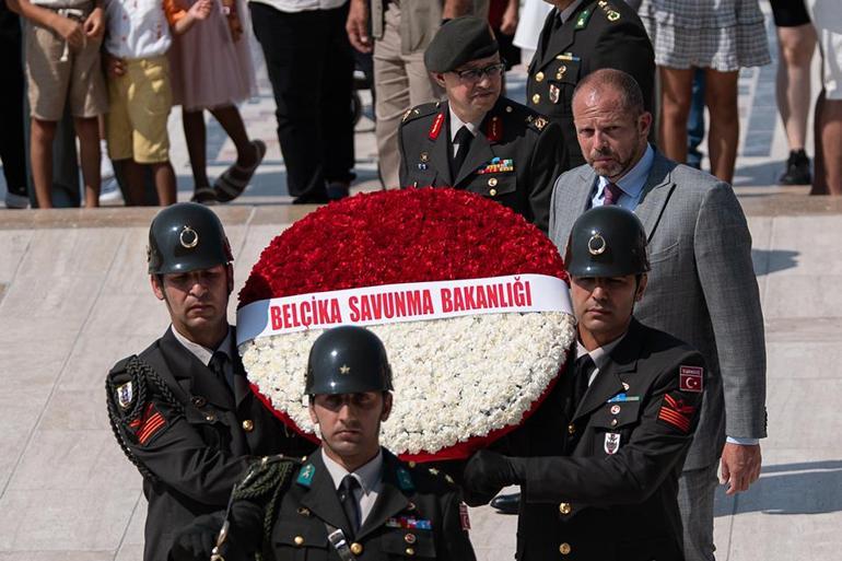 Belçika Savunma Bakanı, Anıtkabirde diz çökerek saygı duruşunda bulundu