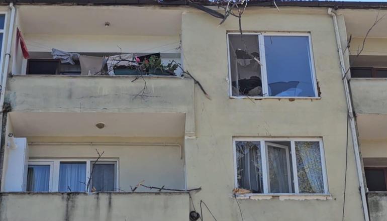 Asırlık çınar ağacı apartmanın üzerine devrildi