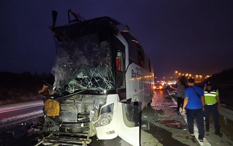 Yolcu otobüsü TIRa arkadan çarptı: 9 yaralı