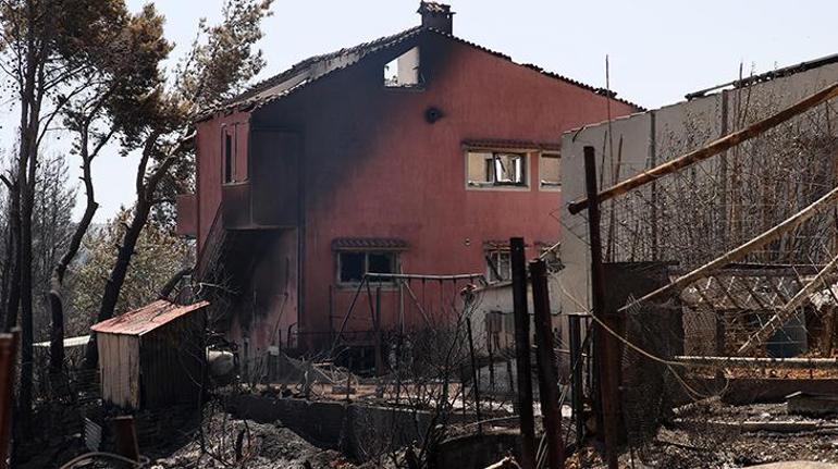 Atina yakınlarındaki Krioneride yangın Birçok ev hasar gördü