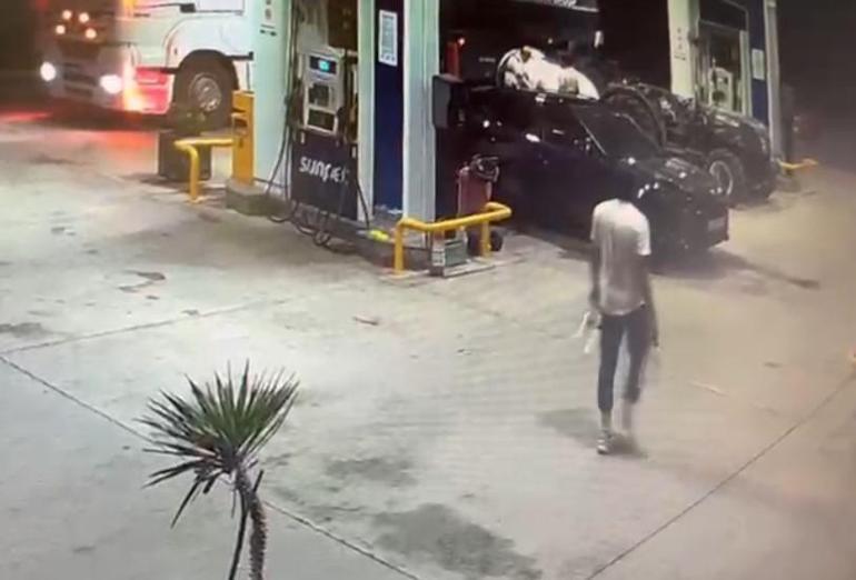 FETÖ şüphelisi kundakçı benzini böyle almış: O anlar kamerada