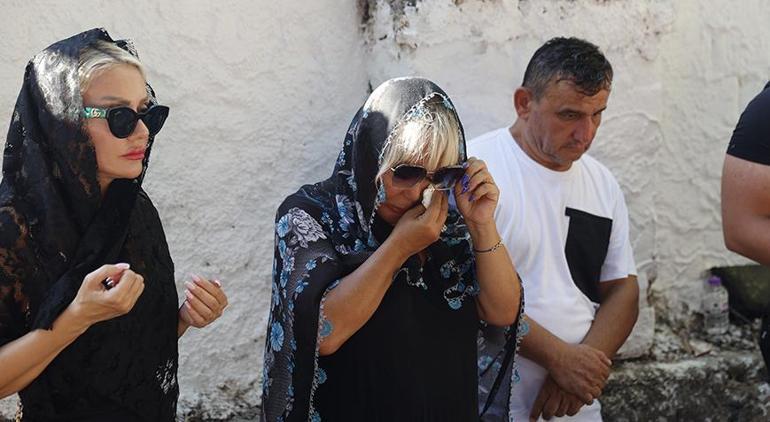 Safiye Soyman vefat eden oğlu Harun Akarözün kabri başında: Dualarla andı