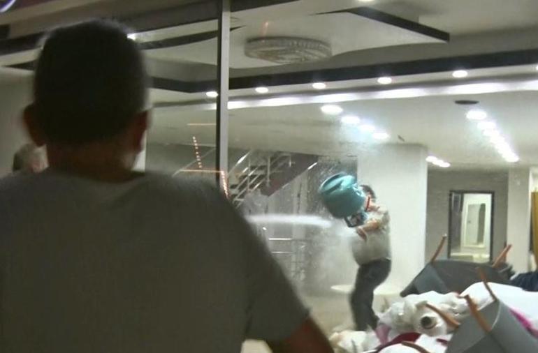 10 gün önce ekiplere köşe kapmaca oynatan adam yine sahnede Eşinin mağazasını savaş alanına çevirdi