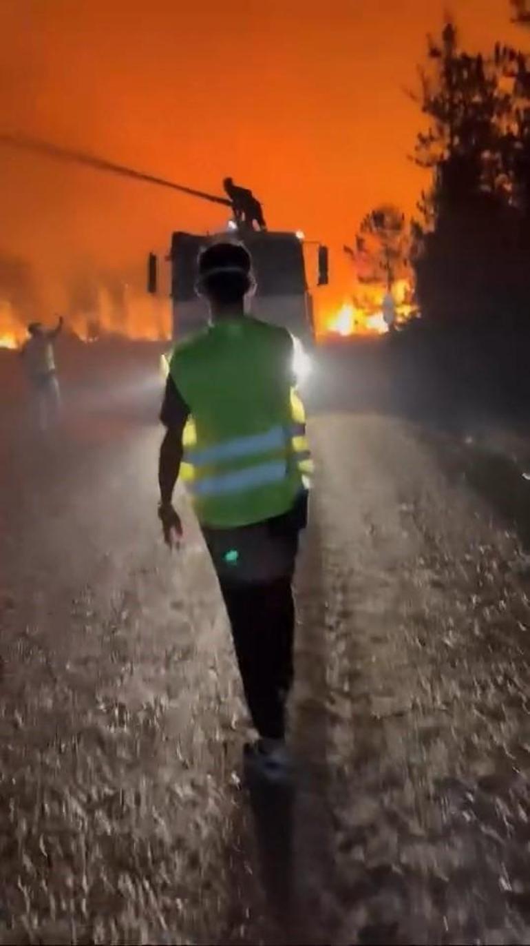 Yangını söndürürken alev kapanına yakalandılar Ölümle burun buruna mücadele kamerada