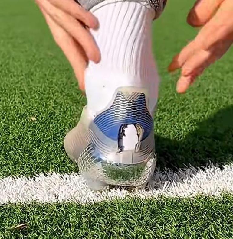Bazı Futbolcular Kramponlarının Arka Kısmını Neden Kesiyor