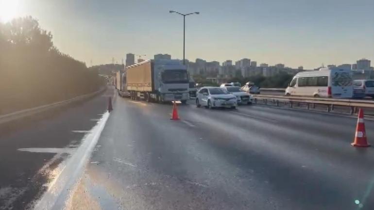 Başakşehir TEM Otoyolunda kamyonet devrildi; trafik yoğunluğu oluştu