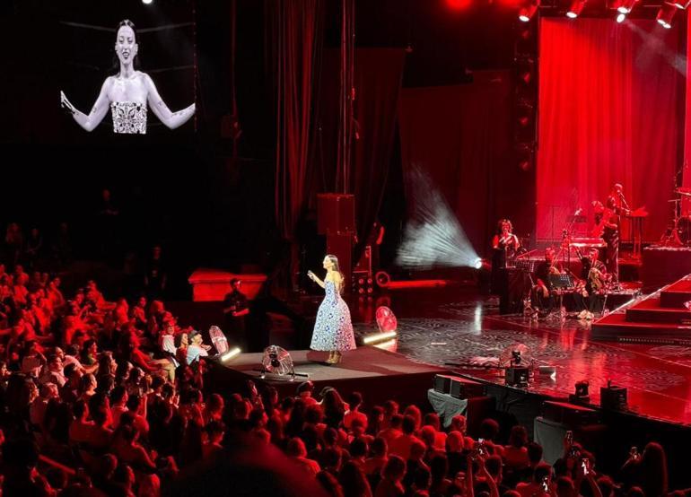 Kardeşi hastanelik oldu Melike Şahin üzücü haberi Harbiye konserinde açıkladı