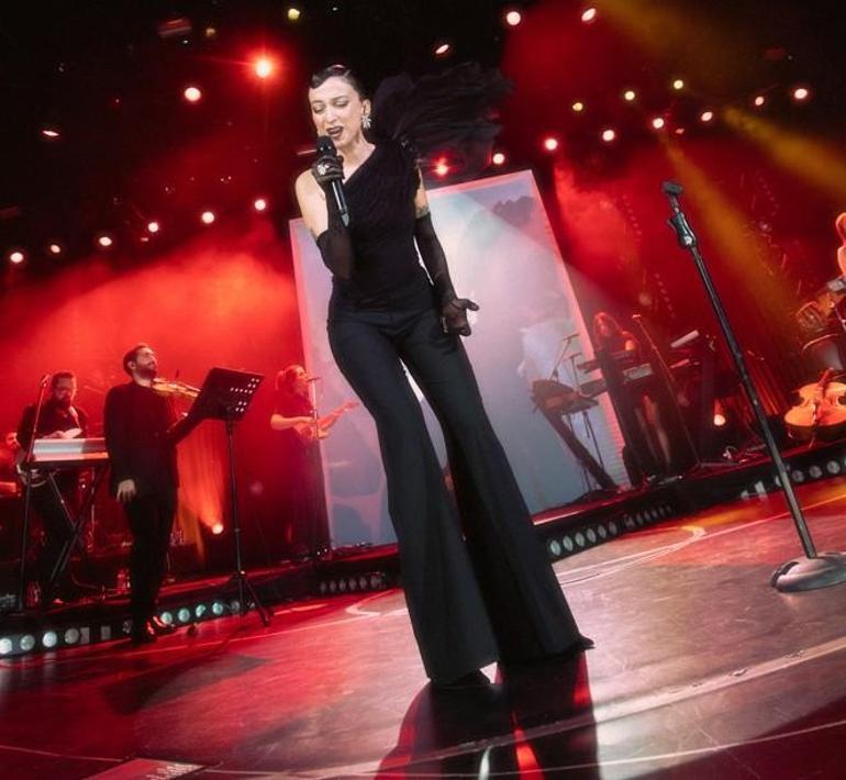 Kardeşi hastanelik oldu Melike Şahin üzücü haberi Harbiye konserinde açıkladı