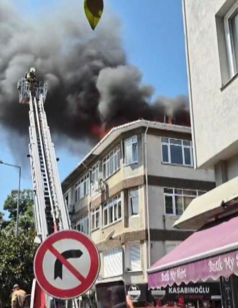 Üsküdarda 4 katlı binanın çatısında yangın
