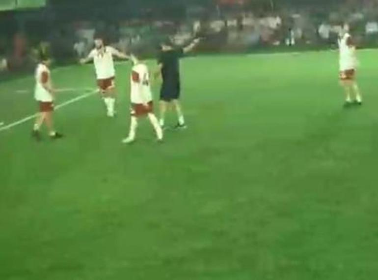 Yeşil saha ringe döndü: Tekmeler yumruklar havada uçuştu