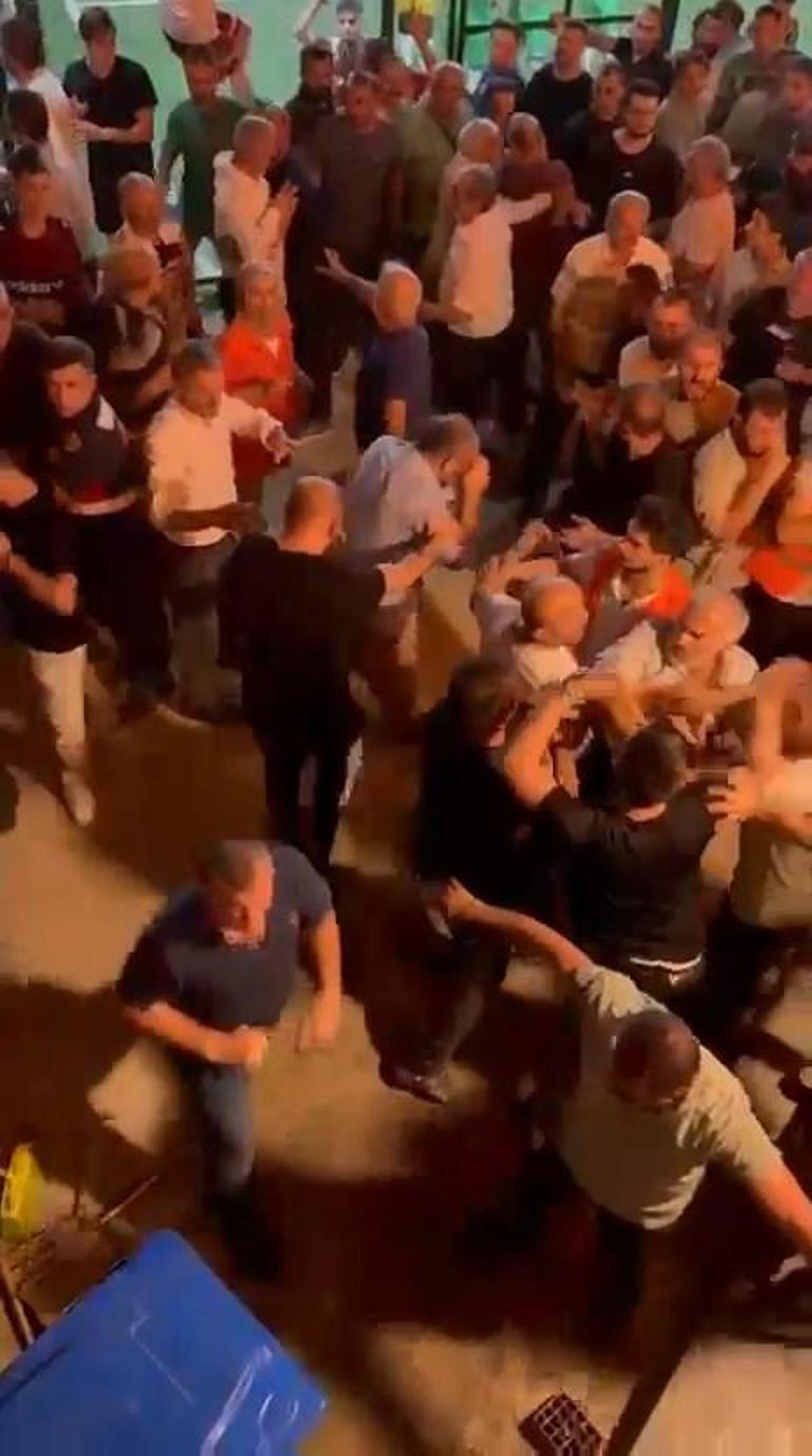 Yeşil saha ringe döndü: Tekmeler yumruklar havada uçuştu