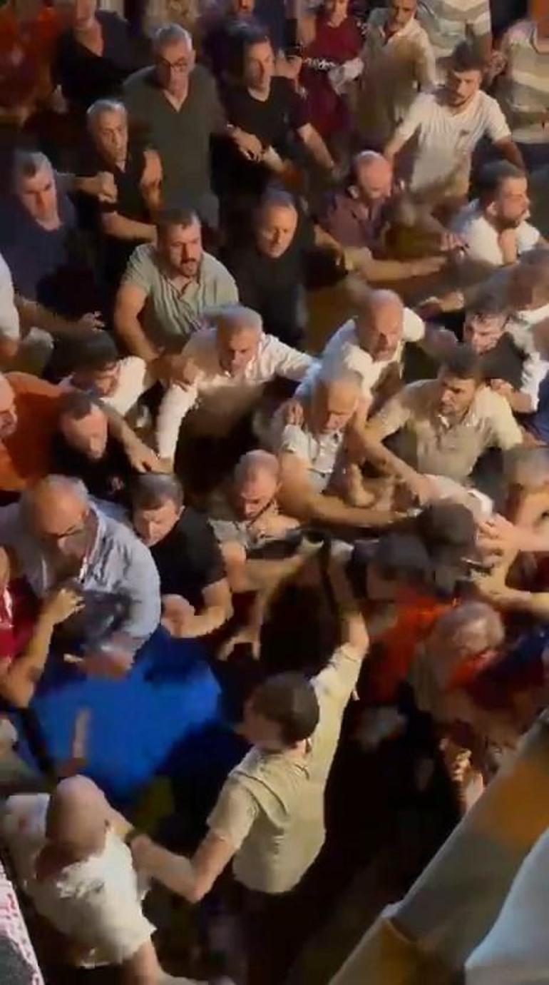 Yeşil saha ringe döndü: Tekmeler yumruklar havada uçuştu