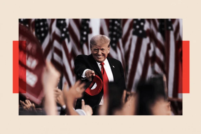 Donald Trump 26 Haziran 2021'de Ohio'da düzenlenen ‘Amerika'yı Kurtarın’ mitingi sırasında MAGA şapkaları dağıttı ve katılımcıları selamlarken