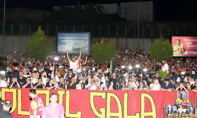 Victor Osimhen'i İstanbul'da binlerce Galatasaray taraftarı karşıladı
