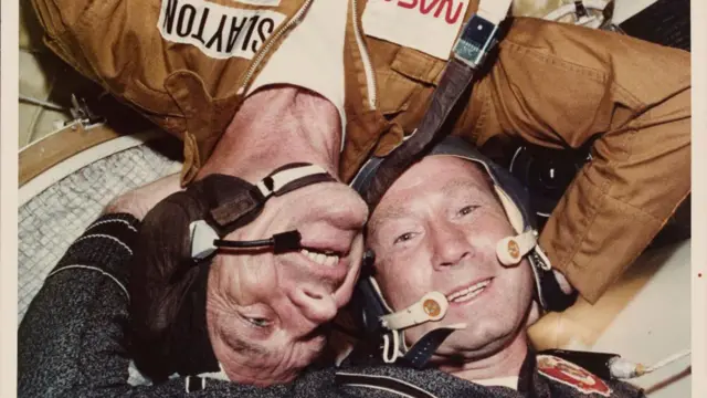 1975 yılının Temmuz ayında, ABD-SSCB ortak Apollo-Soyuz Test Projesi'nin iki mürettebat üyesi görev sırasında çekilmiş fotoğrafı. Soldaki kişi, Amerikan kenetlenme modülü pilotu Donald K ‘Deke’ Slayton, sağdaki kişi ise Sovyet görev komutanı Alexei Arkhipovich Leonov.