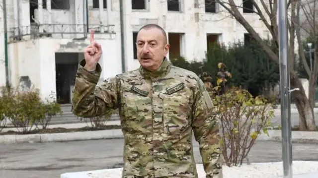 Azerbaycan lideri İlham Aliyev, üniformalı bir şekilde açıklama yaparken. 