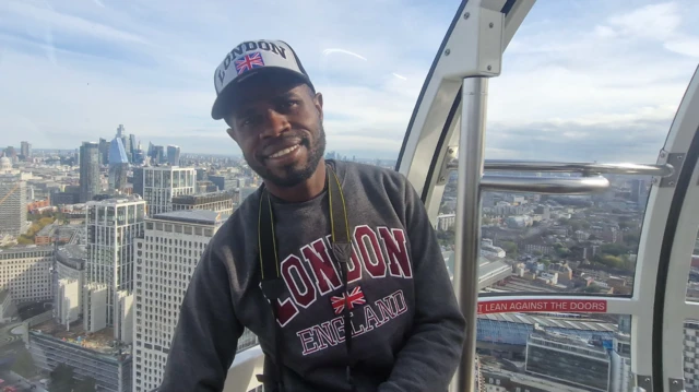Yostin Mosquera London Eye'da fotoğraf çektirirken. 