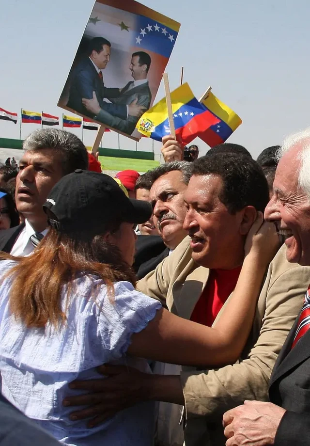 Eski Venezuela lideri Hugo Chavez sevgi gösterisiyle karşılanırken. 