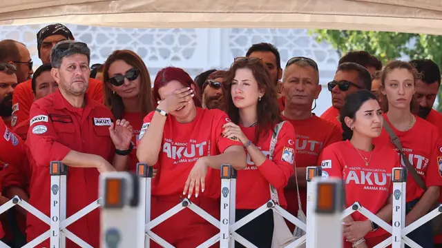 Yangında hayatını kaybeden arkadaşlarının cenazesindeki AKUT personelleri. 