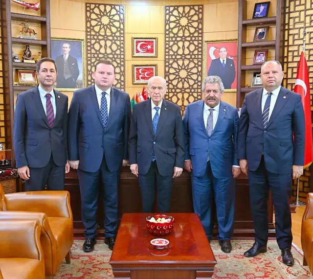 MHP'nin komisyona atayacağını duyurduğu Yücel Bulut, Muhammet Levent Bülbül,  Feti Yıldız ve Halil Öztürk, Devlet Bahçeli ile poz veriyor.