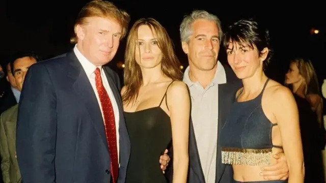 2000 yılında Donald Trump, o dönemi sevgilisi (ve şimdiki eşi) Melania Knauss, Jeffrey Epstein ve Ghislaine Maxwell, Florida’da birlikte poz verirken