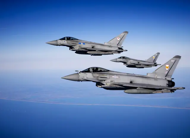 Üç Eurofighter savaş jetinin havada çekilmiş fotoğrafı.