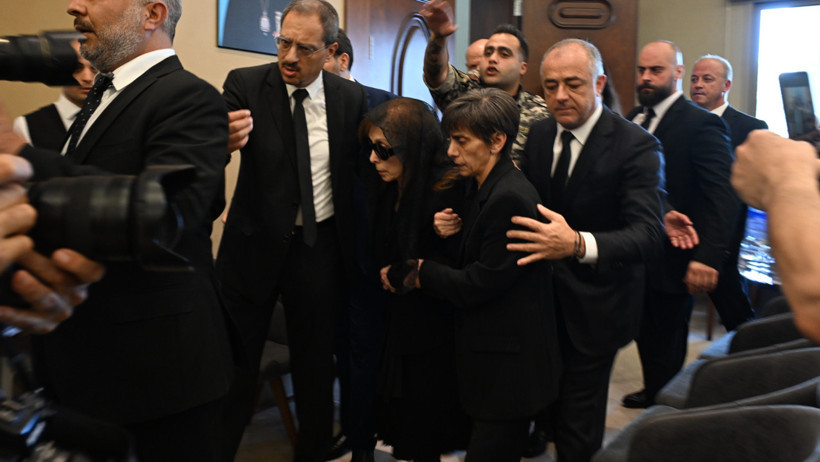 Lübnanlı şarkıcı Feyruz, müzisyen oğlu Ziyad Rahbani'yi son yolculuğuna uğurladı - Resim : 2
