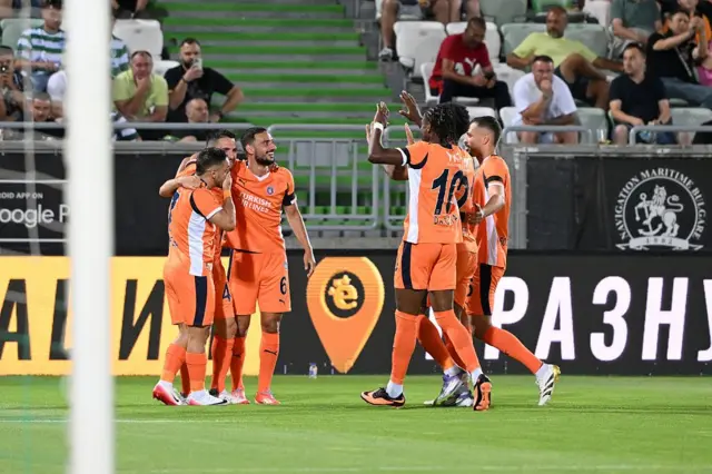 Başakşehirli futbolcular attıkları gole seviniyorlar