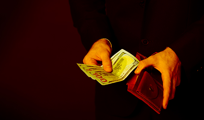 Avukata rüşvet suçlaması: Çikolata poşetinden 2.500 dolar çıktı!