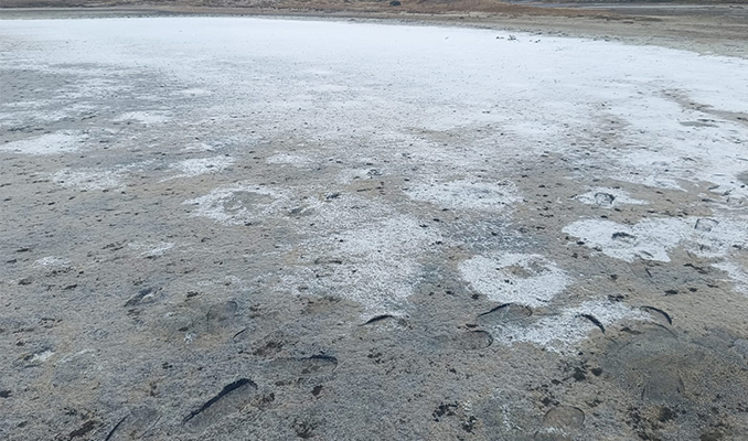 Sıcaklar gölü kuruttu, tuz tabakası ortaya çıktı