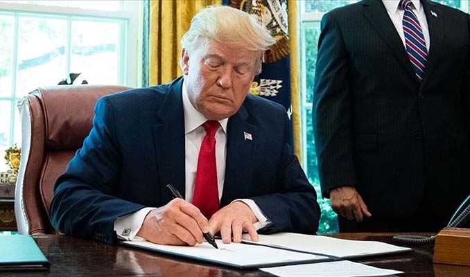 Trump, Hindistan'a yüzde 25 ek gümrük vergisi getiren kararnameyi imzaladı