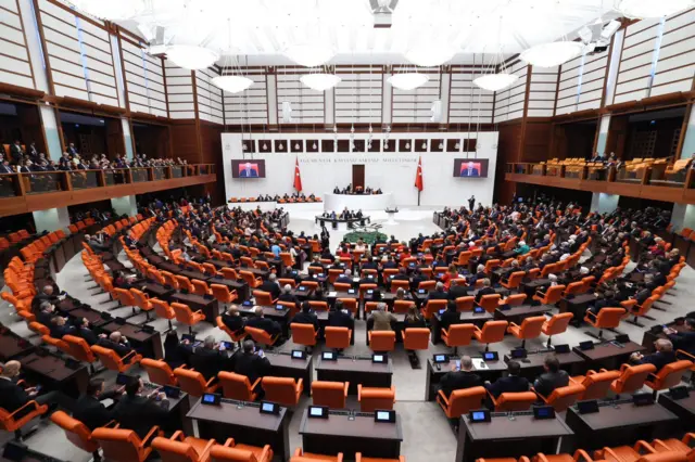 TBMM Başkanı Numan Kurtulmuş'un komisyonda kritik kararların nitelikli çoğunluğa göre alınacağını açıklamasının ardından CHP komisyona katılma kararı aldı.