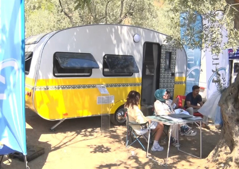 İki yıldızın karavan yarışı: Şenlendirici, karavanı Çevik'e kaptırdı - Resim : 3